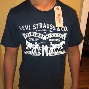 Navy Levi’s tee